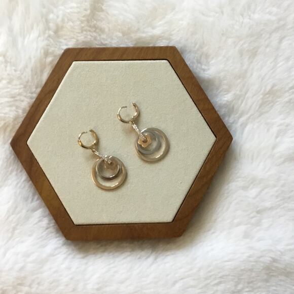 Shopeunoia Boutique Jewelry - Gold Round Dangling Daisy Flower Earrings